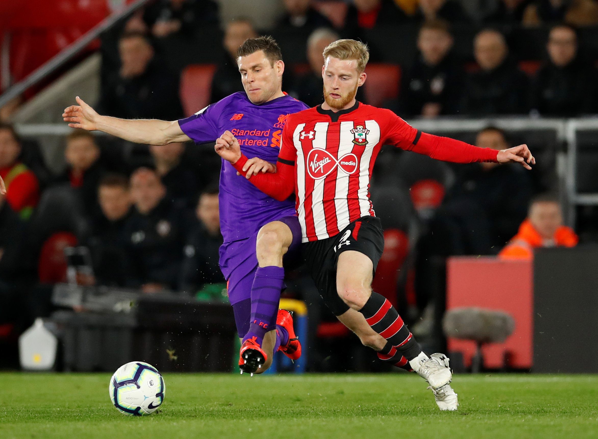 [国内足球]冯劲角球开出 李圣龙头球扩大比分