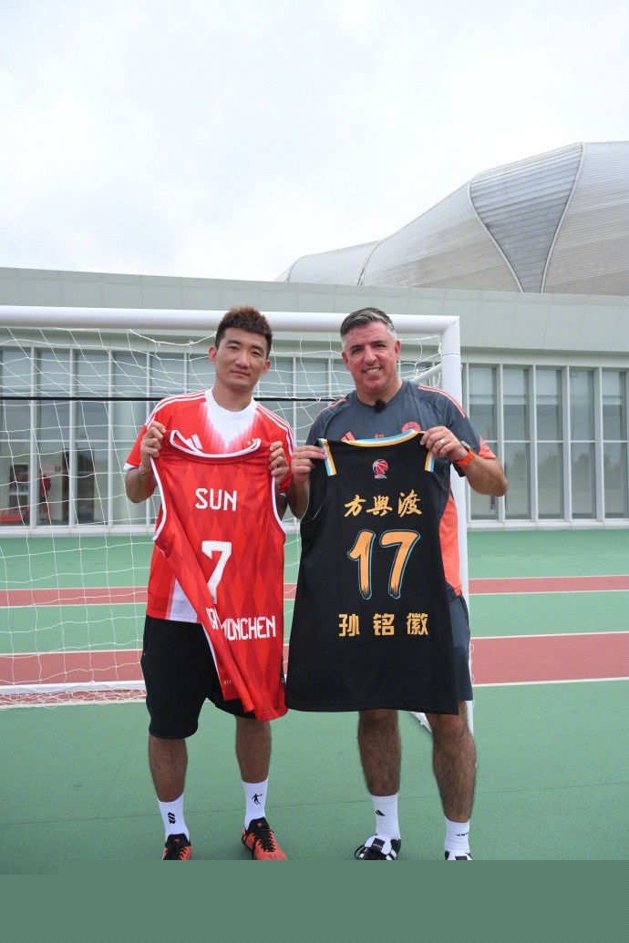 重大：湖人记者称湖人已与骑士洽谈，考虑引进莫布利来协助东契奇